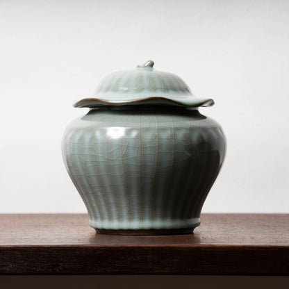 Southern Song Dynasty Celadon Wine Jar with Leaf Lid