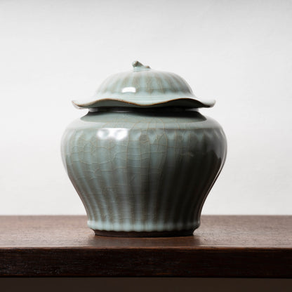 Southern Song Dynasty Celadon Wine Jar with Leaf Lid