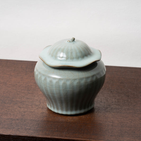 Southern Song Dynasty Celadon Wine Jar with Leaf Lid