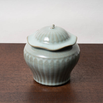 Southern Song Dynasty Celadon Wine Jar with Leaf Lid