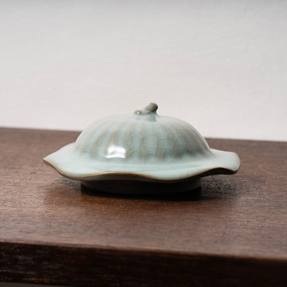 Southern Song Dynasty Celadon Wine Jar with Leaf Lid