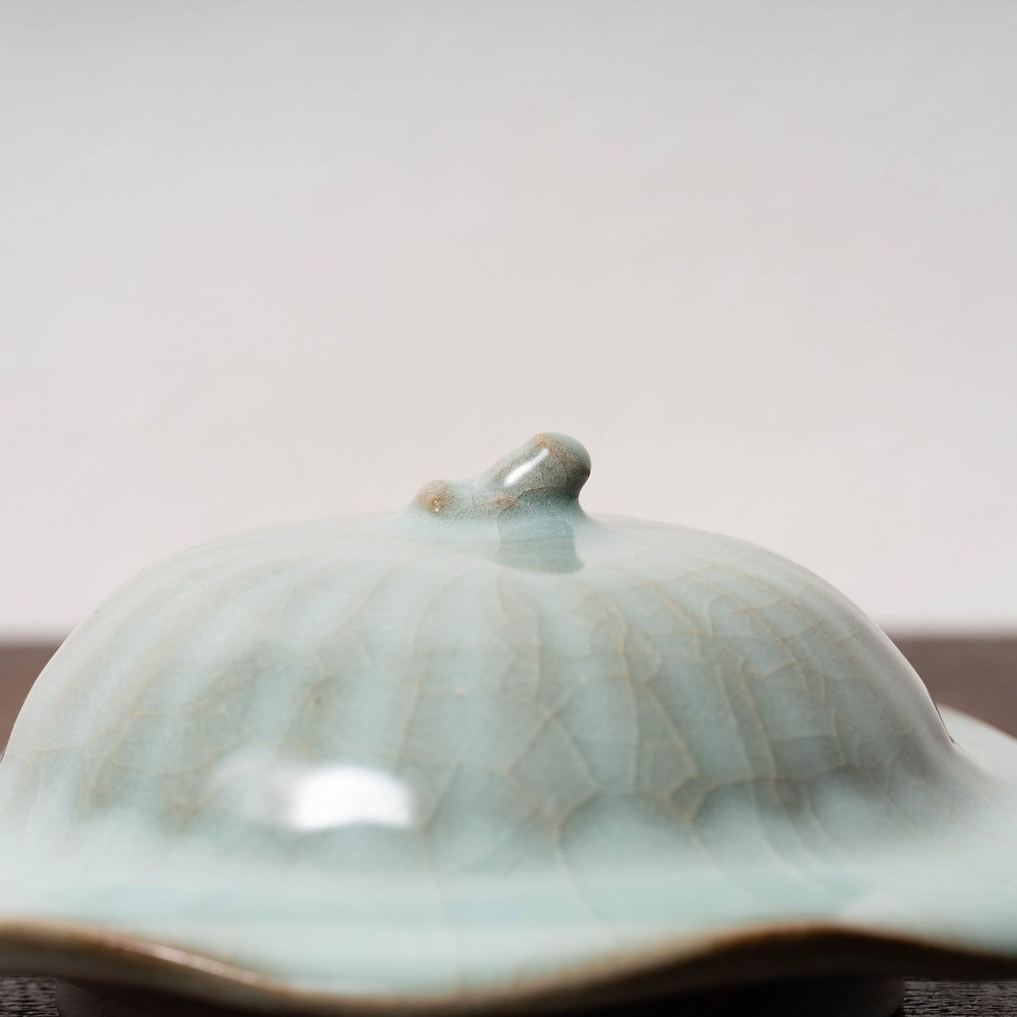 Southern Song Dynasty Celadon Wine Jar with Leaf Lid
