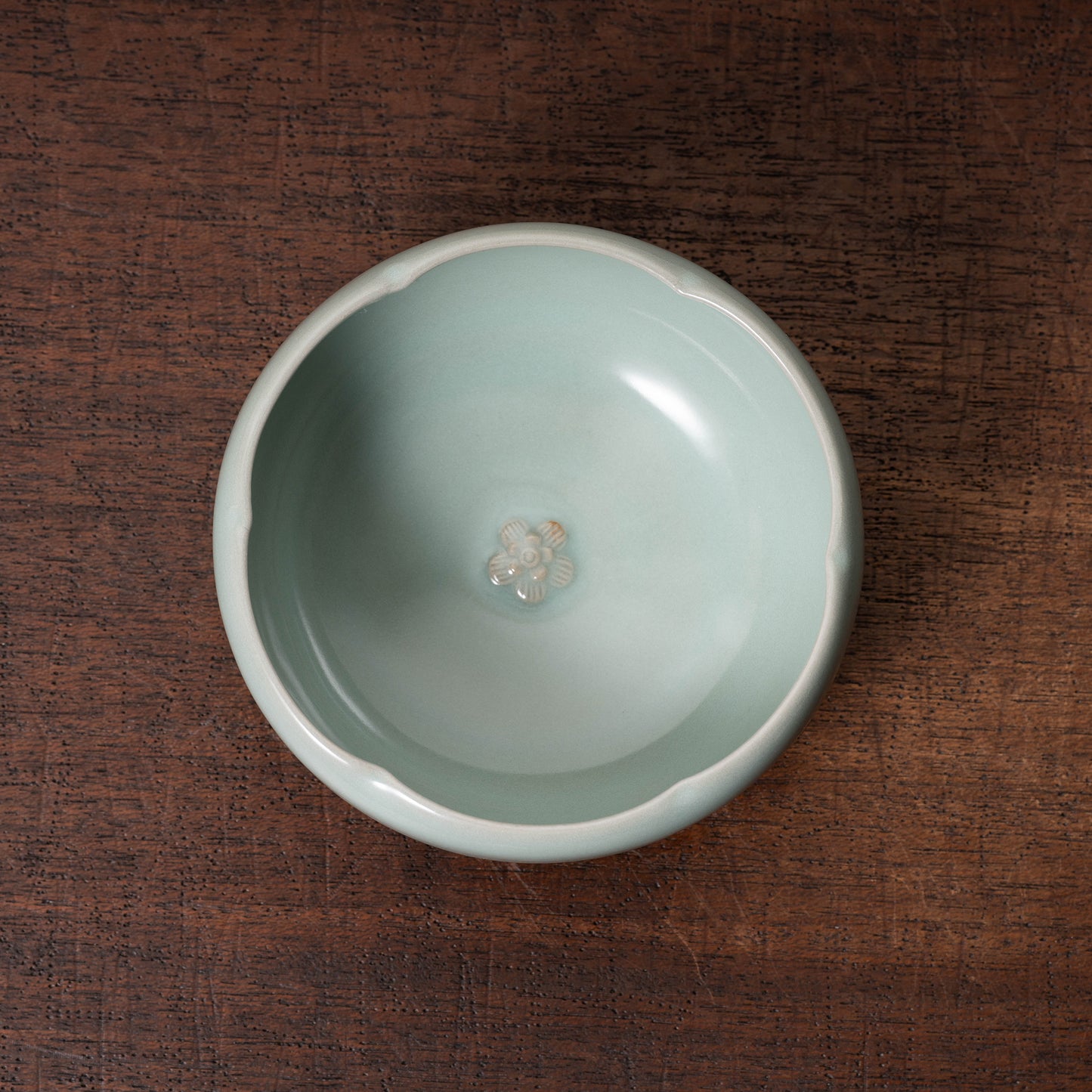 元代 龍泉窯系 青磁貼花花口碗