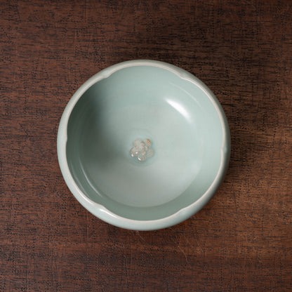 元代 龍泉窯系 青磁貼花花口碗