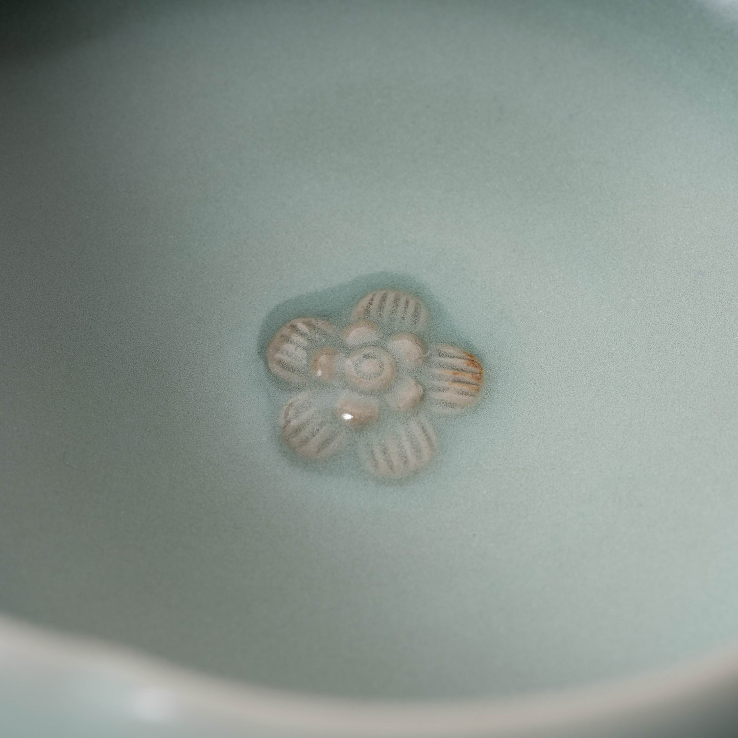 元代 龍泉窯系 青磁貼花花口碗