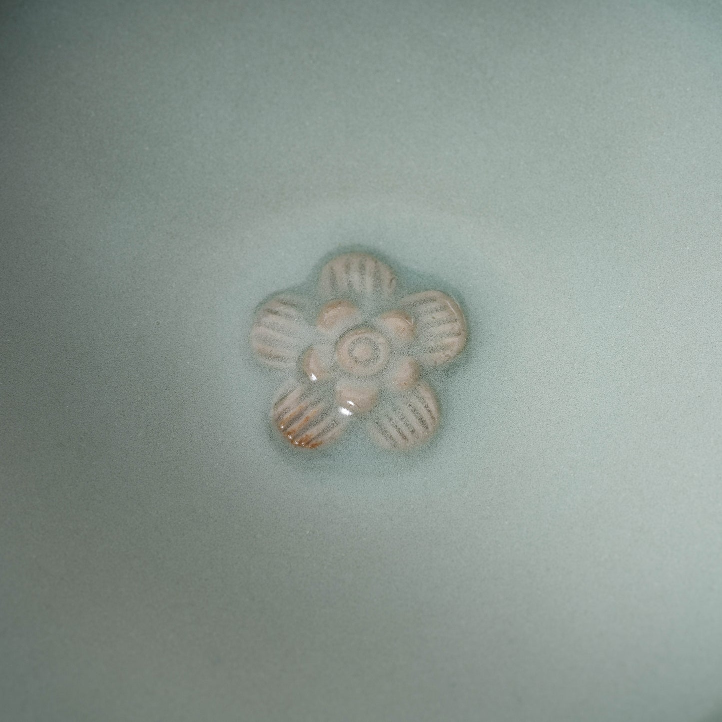 元代 龍泉窯系 青磁貼花花口碗