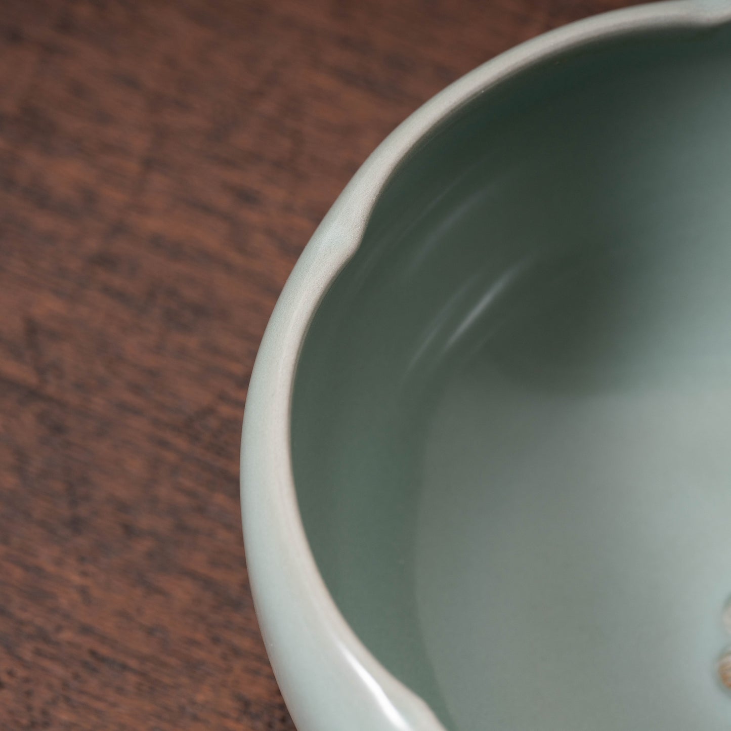 元代 龍泉窯系 青磁貼花花口碗