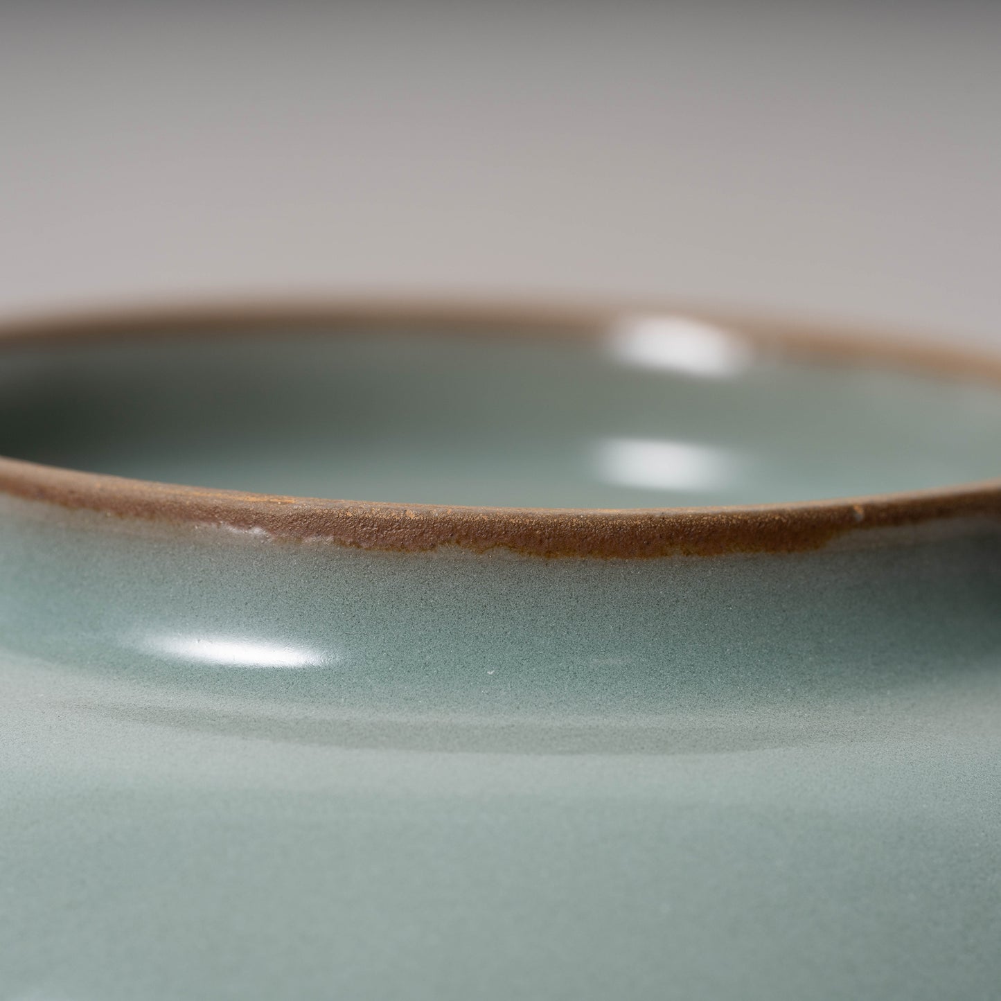 元代 龍泉窯系 青磁貼花花口碗