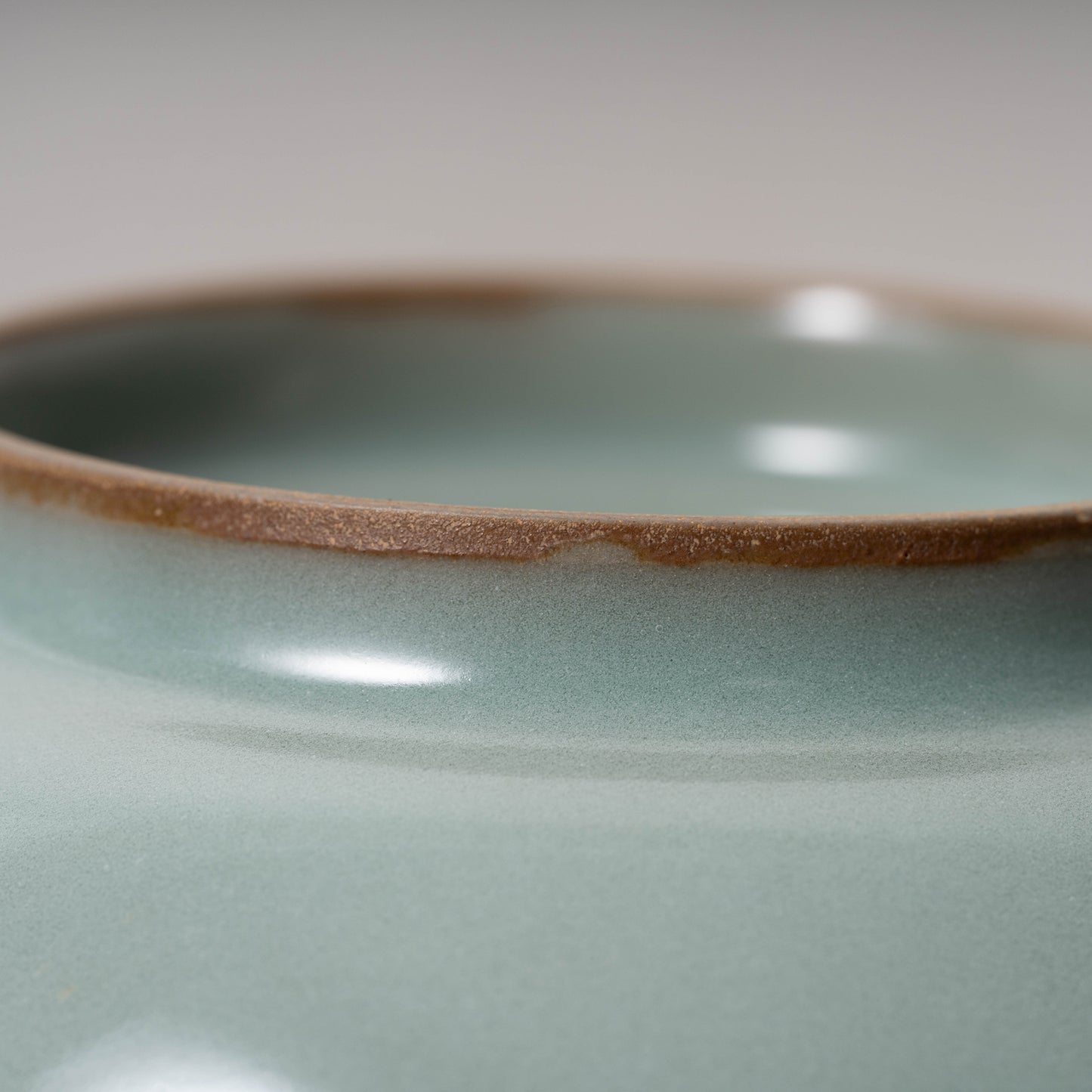 元代 龍泉窯系 青磁貼花花口碗