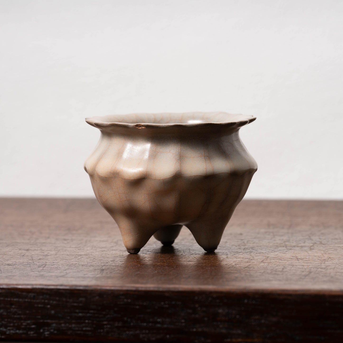 南宋官窯 青磁花形三足香炉