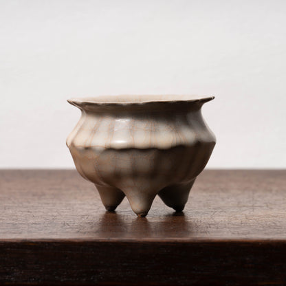 南宋官窯 青磁花形三足香炉