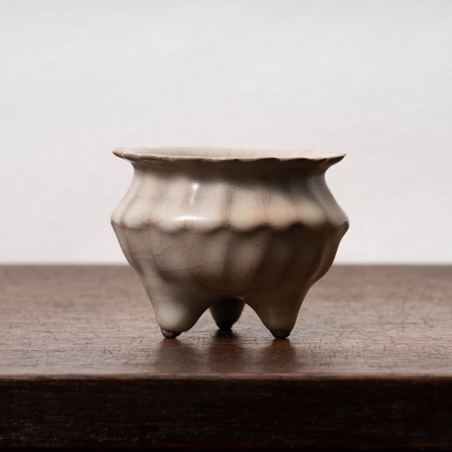 南宋官窯 青磁花形三足香炉