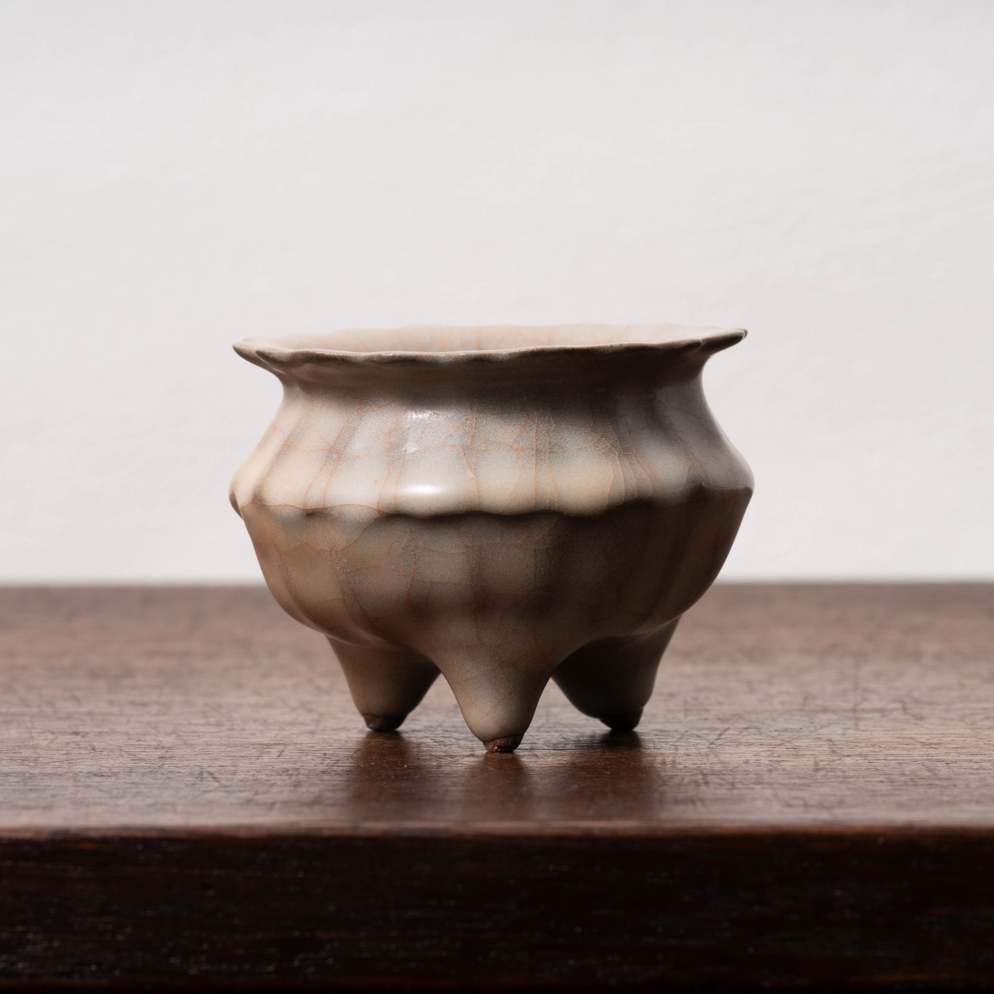 南宋官窯 青磁花形三足香炉