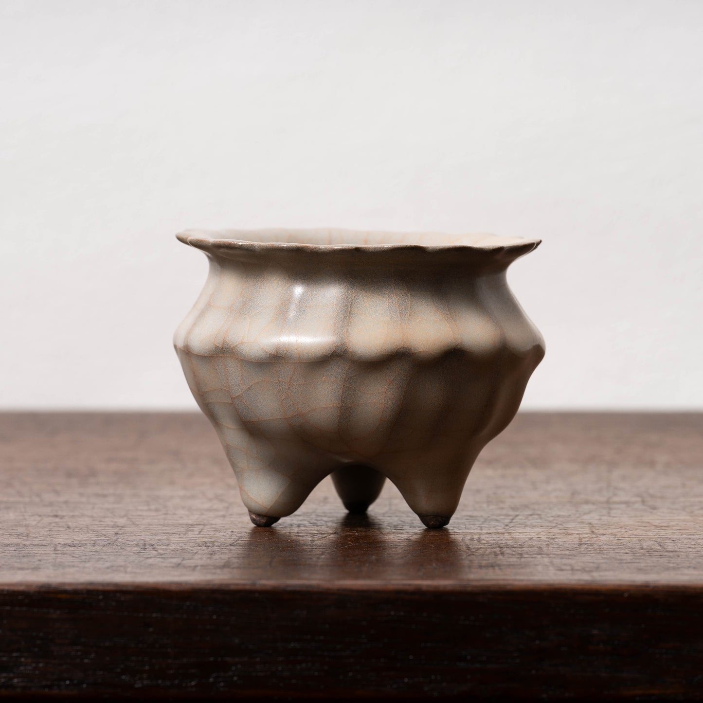 南宋官窯 青磁花形三足香炉