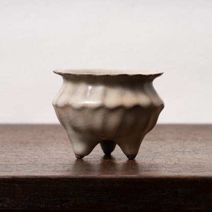 南宋官窯 青磁花形三足香炉