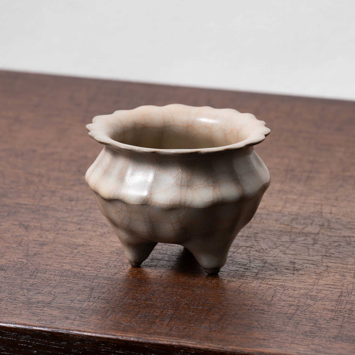 南宋官窯 青磁花形三足香炉