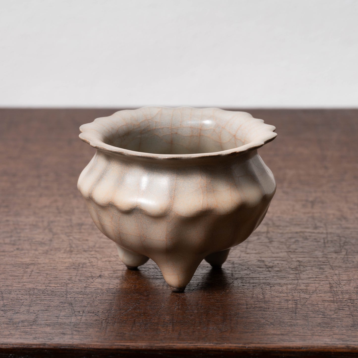 南宋官窯 青磁花形三足香炉