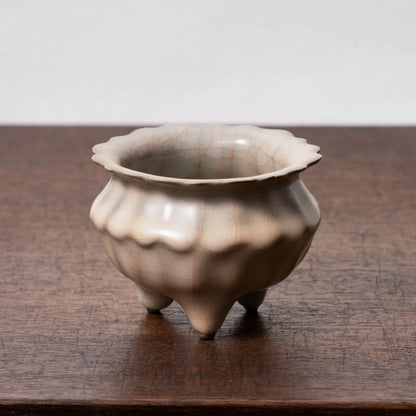 南宋官窯 青磁花形三足香炉