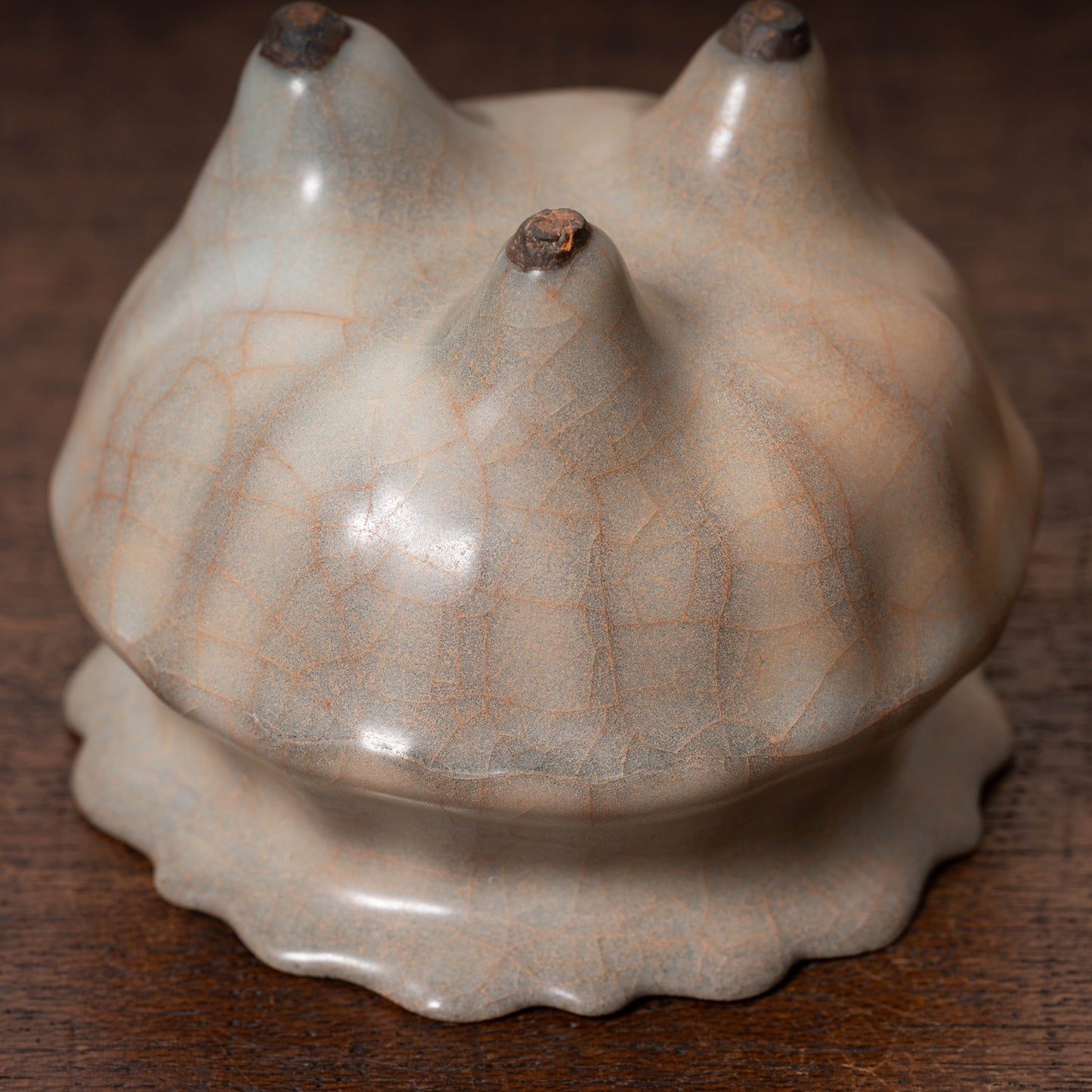 南宋官窯 青磁花形三足香炉