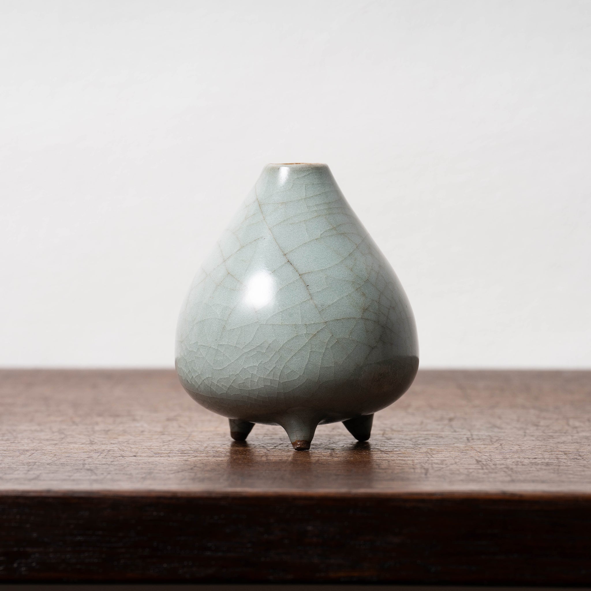 南宋官窯 青磁桃形三足瓶 – 燦禾 SANKA