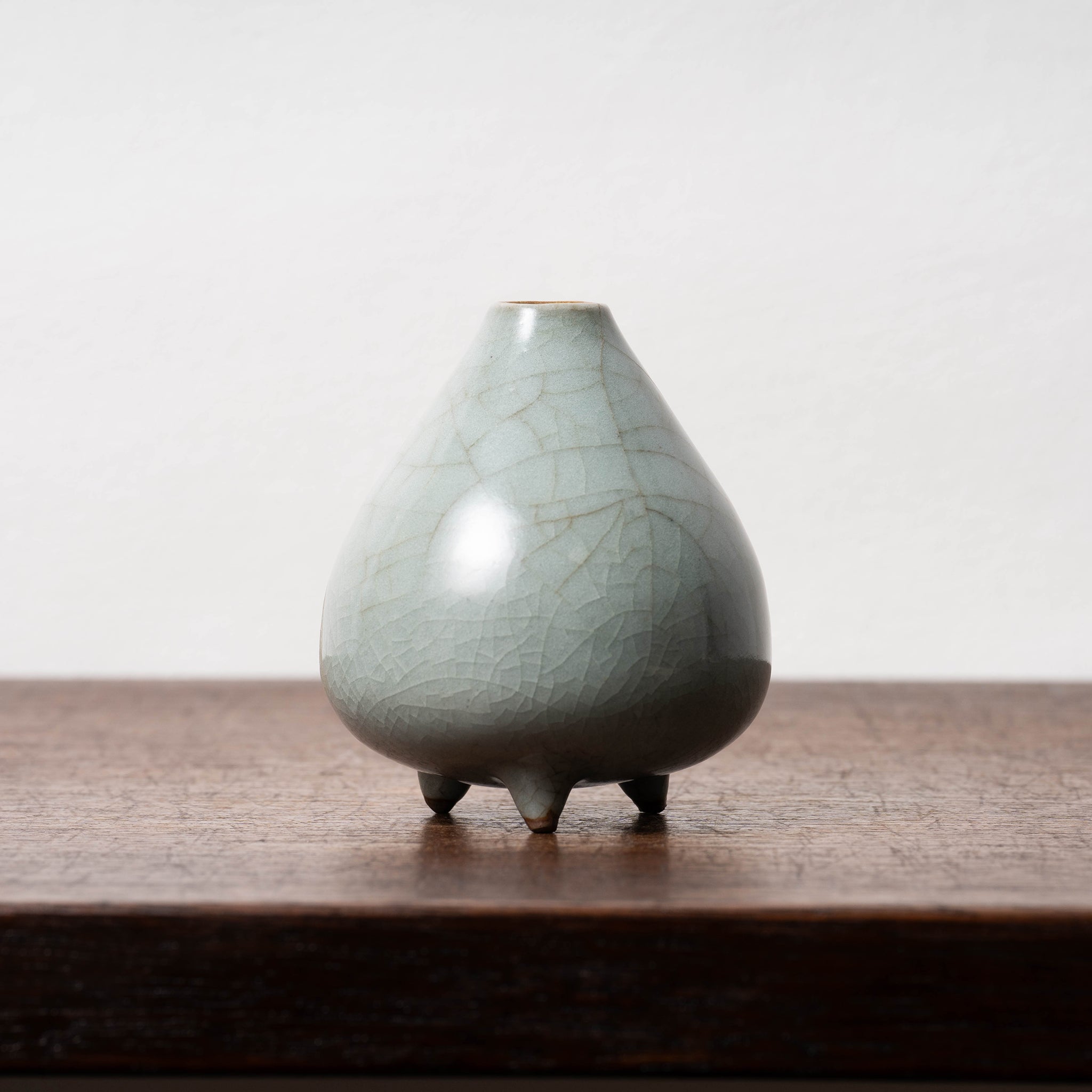 南宋官窯 青磁桃形三足瓶 – 燦禾 SANKA