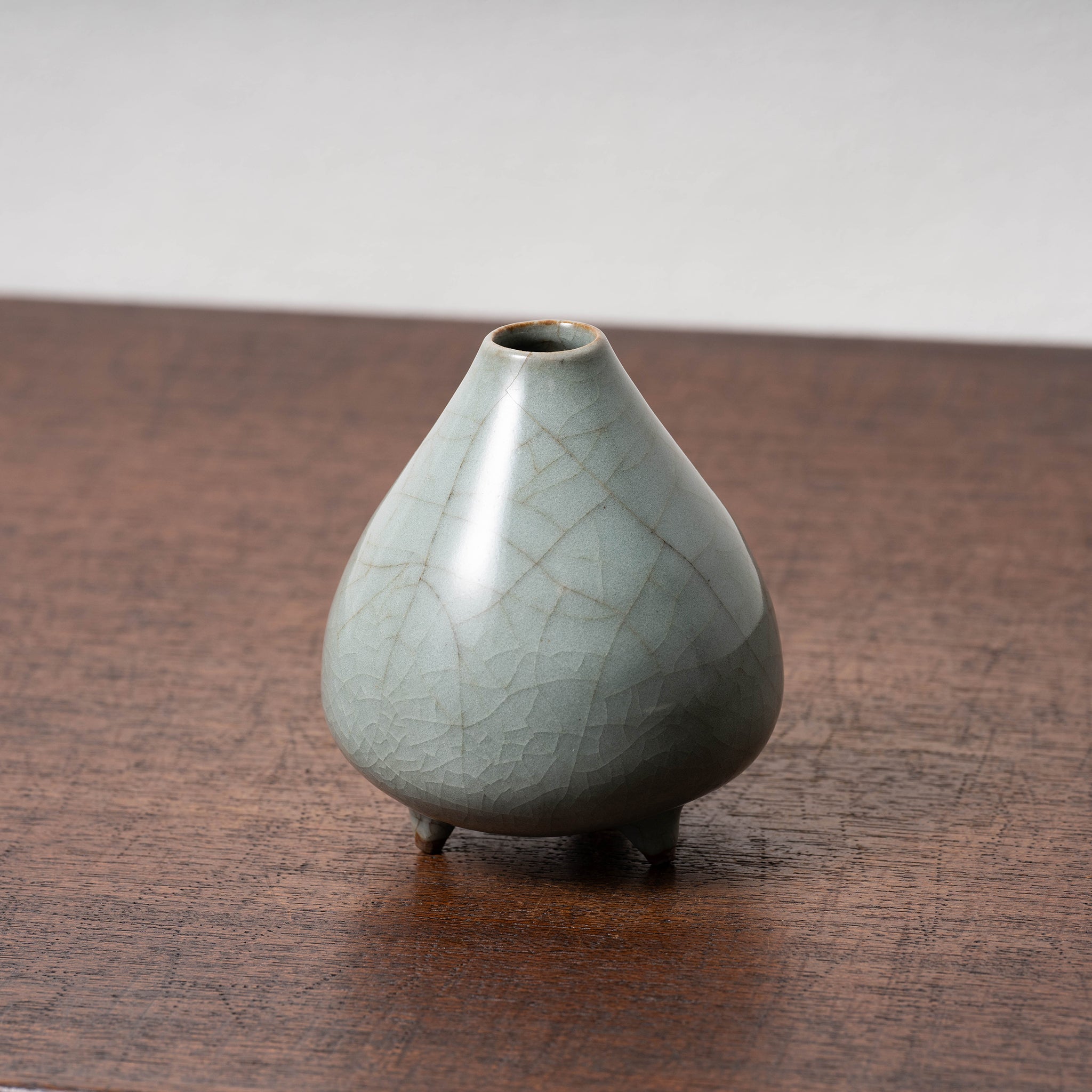 南宋官窯 青磁桃形三足瓶 – 燦禾 SANKA