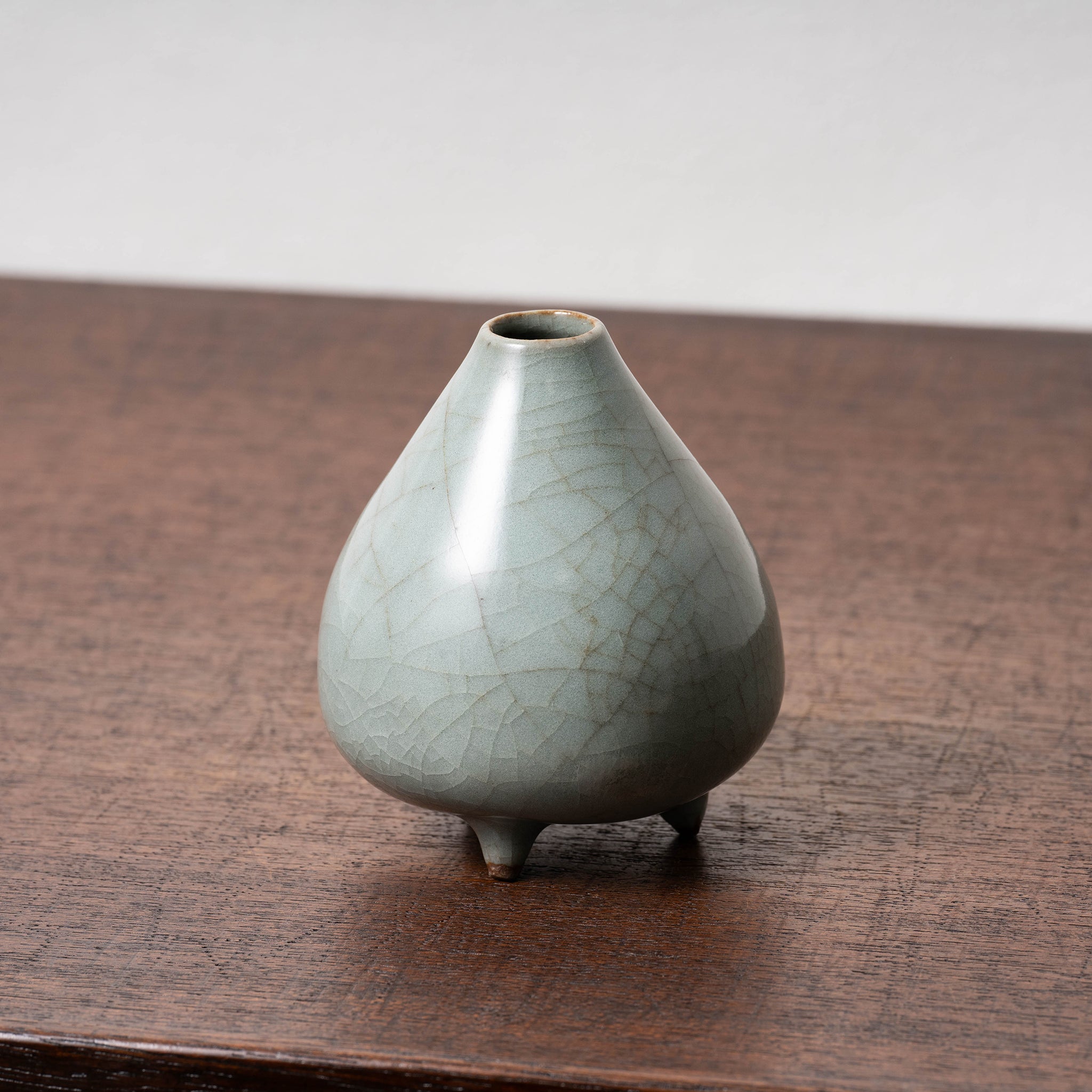 南宋官窯 青磁桃形三足瓶 – 燦禾 SANKA