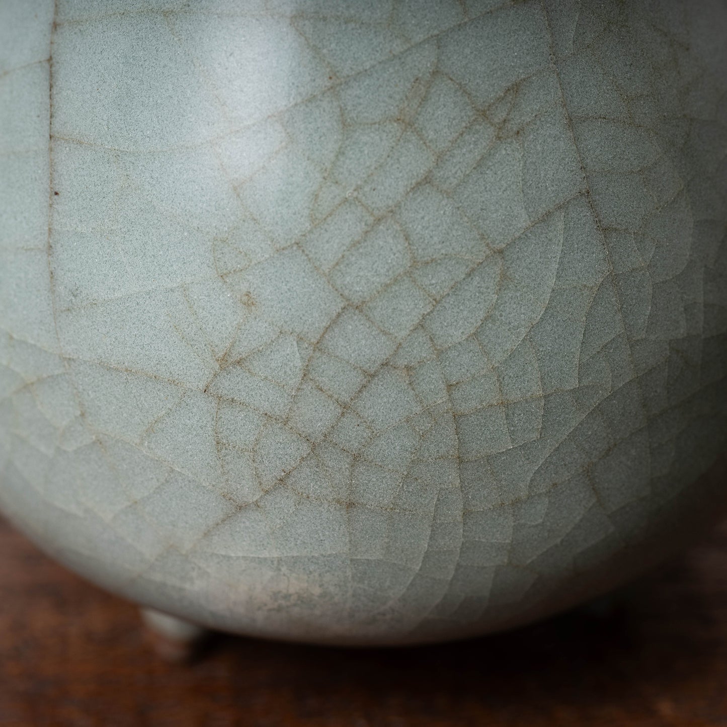 南宋官窯 青磁桃形三足瓶