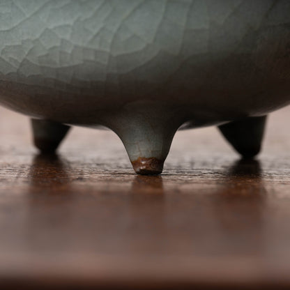 南宋官窯 青磁桃形三足瓶