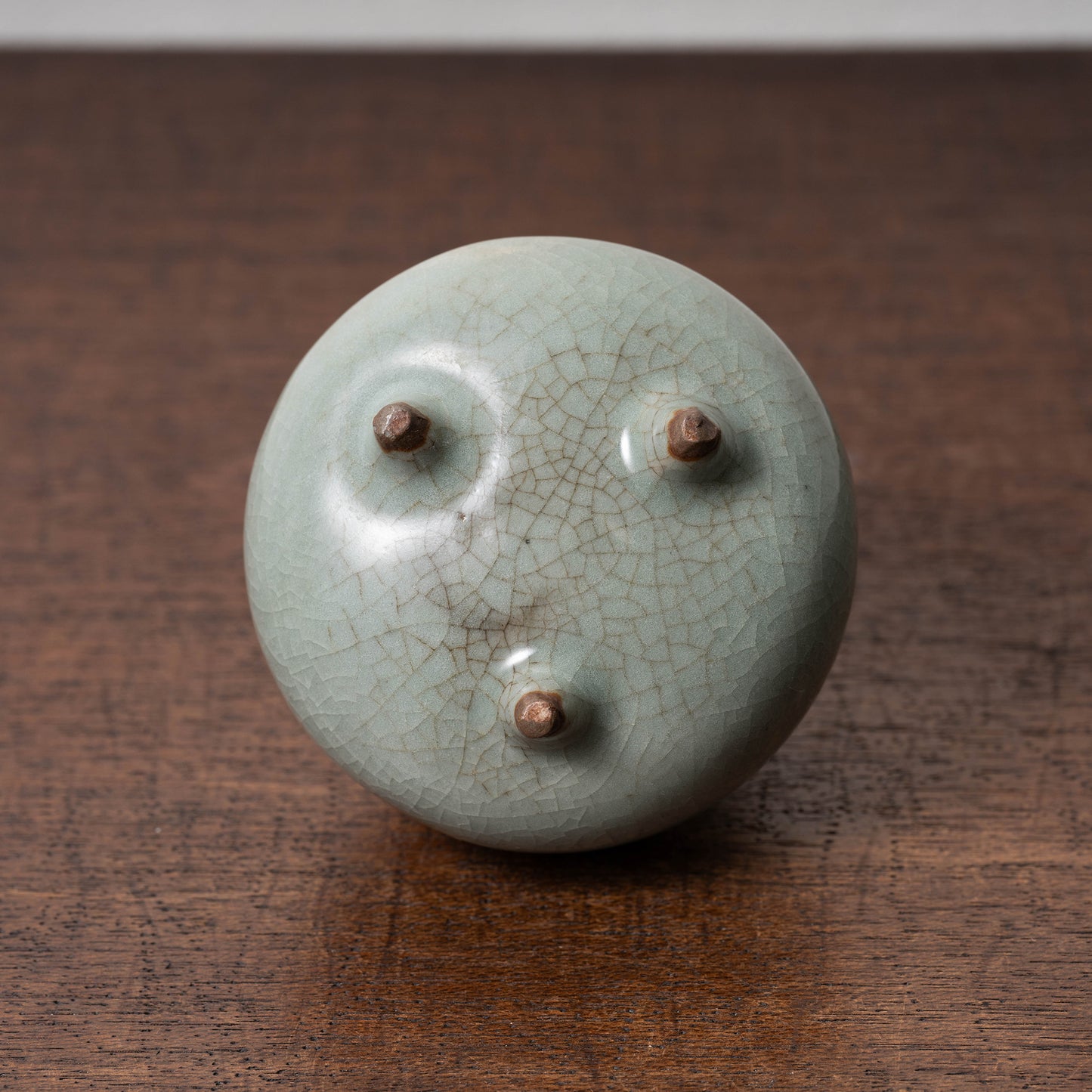 南宋官窯 青磁桃形三足瓶