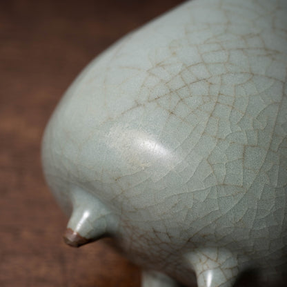 南宋官窯 青磁桃形三足瓶