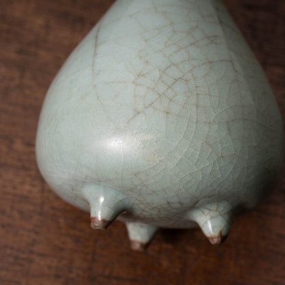 南宋官窯 青磁桃形三足瓶