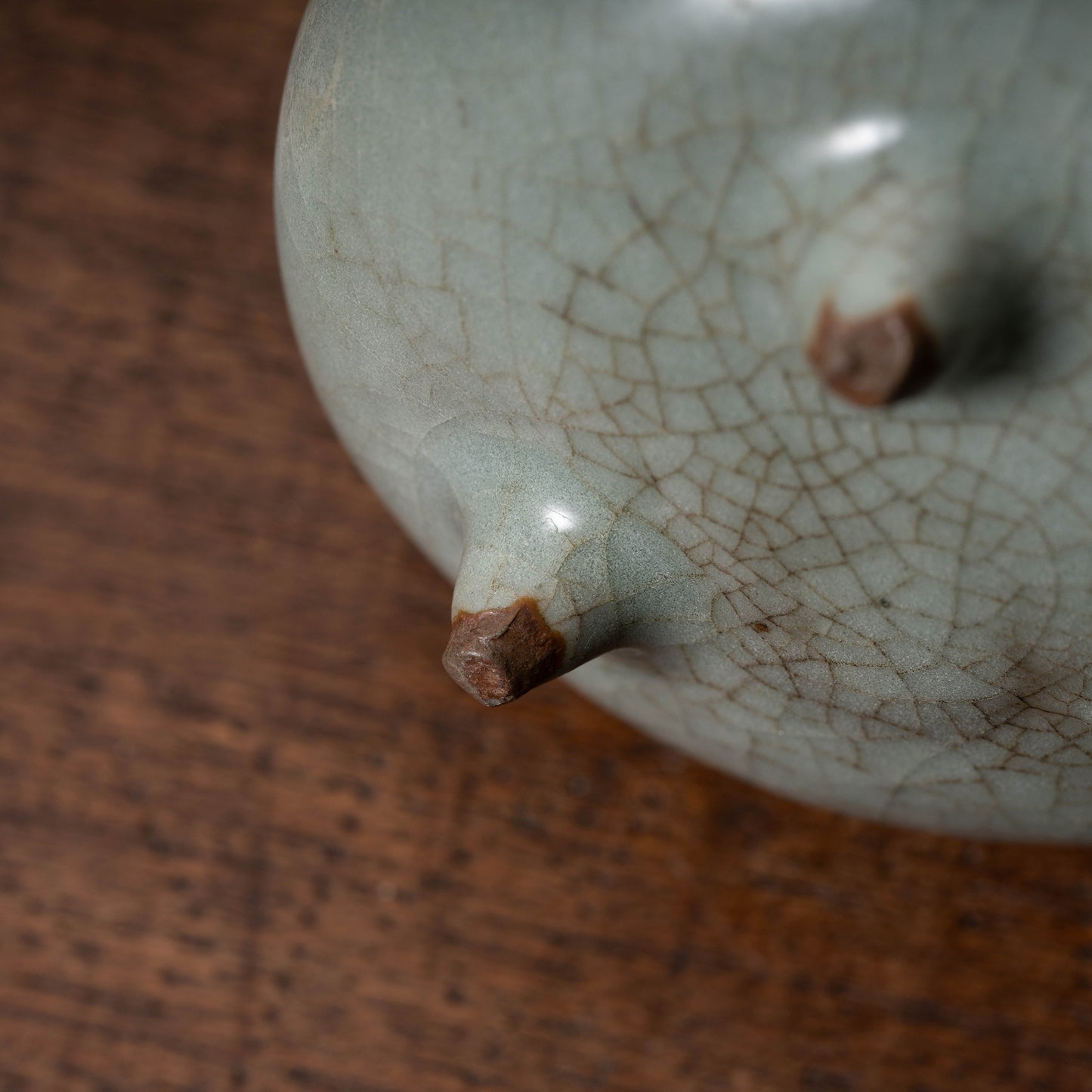 南宋官窯 青磁桃形三足瓶