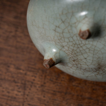 南宋官窯 青磁桃形三足瓶