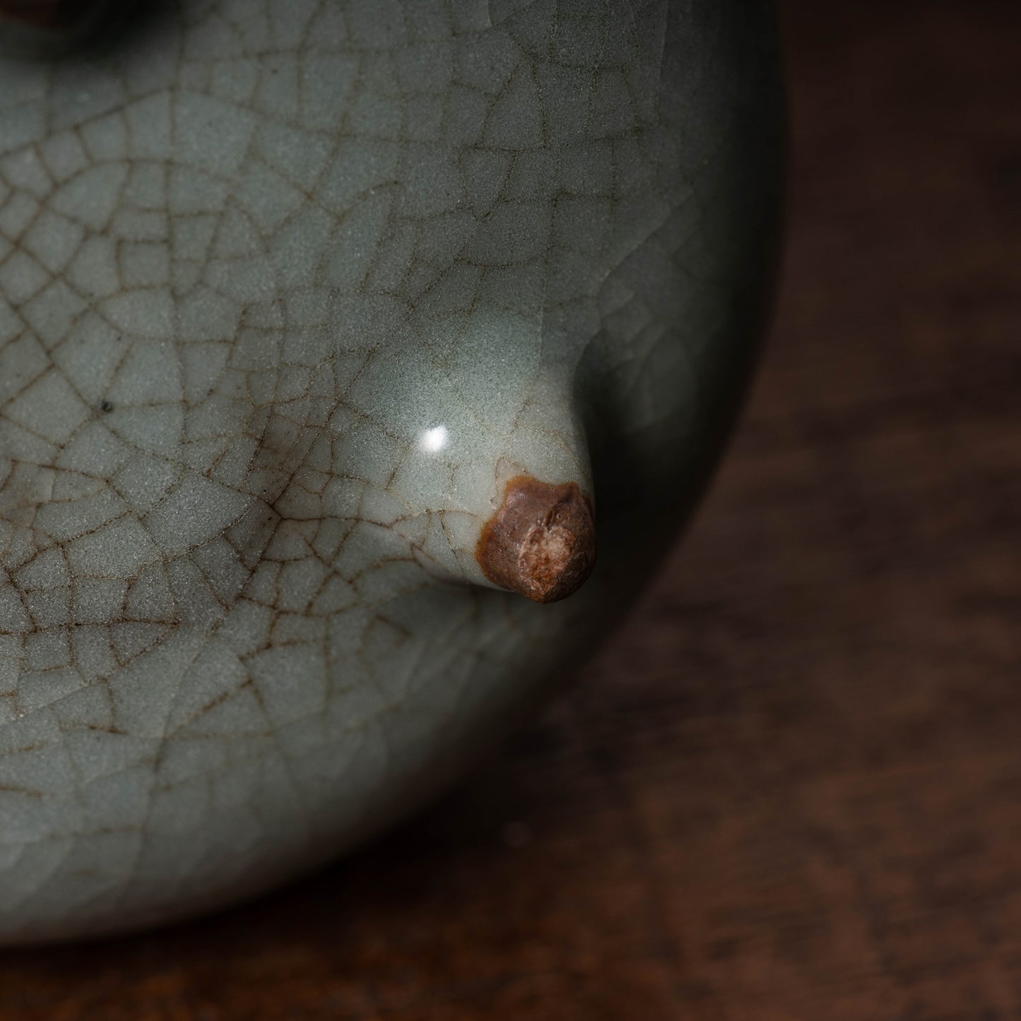 南宋官窯 青磁桃形三足瓶