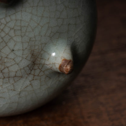 南宋官窯 青磁桃形三足瓶