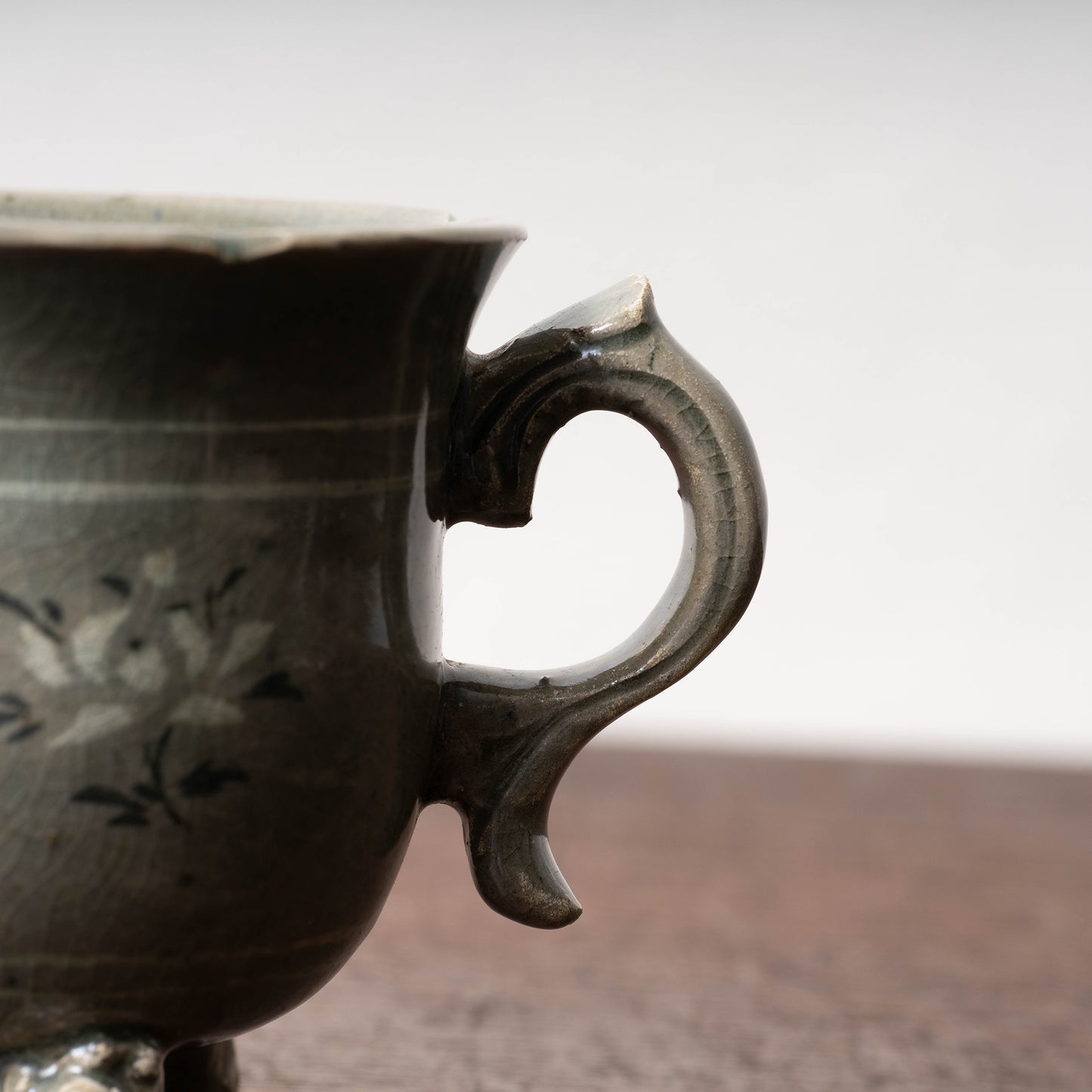 高麗 青磁象嵌蓮花文単耳碗