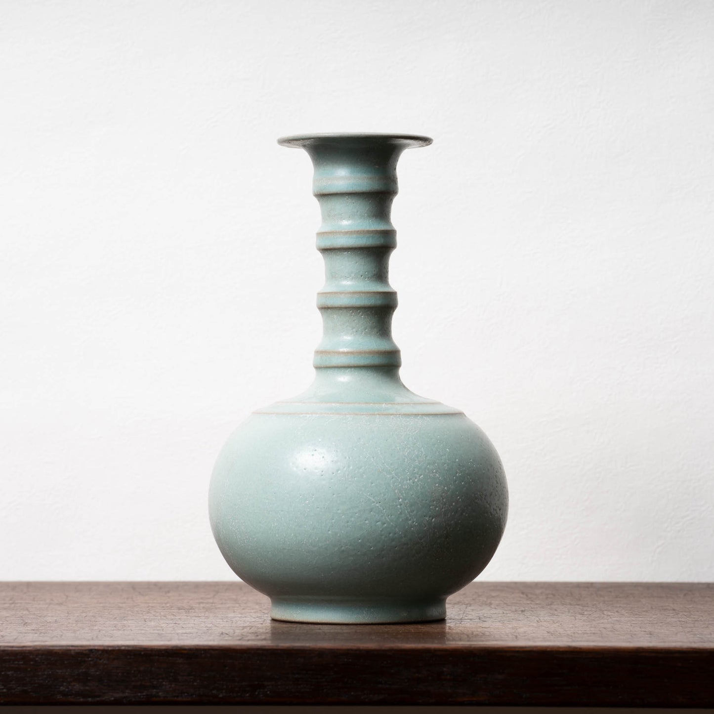 北宋 汝窯青磁盤口弦文長頸瓶