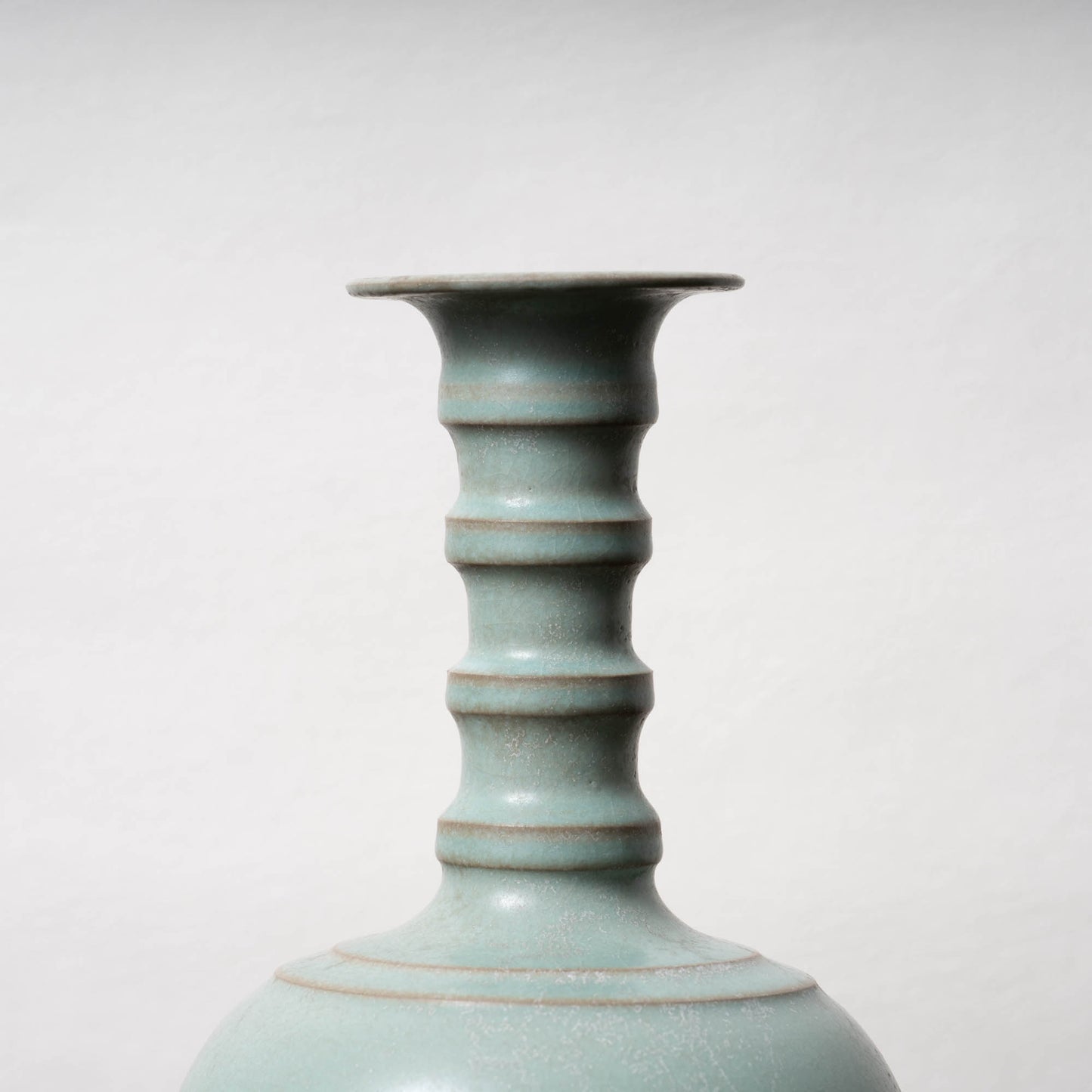 北宋 汝窯青磁盤口弦文長頸瓶