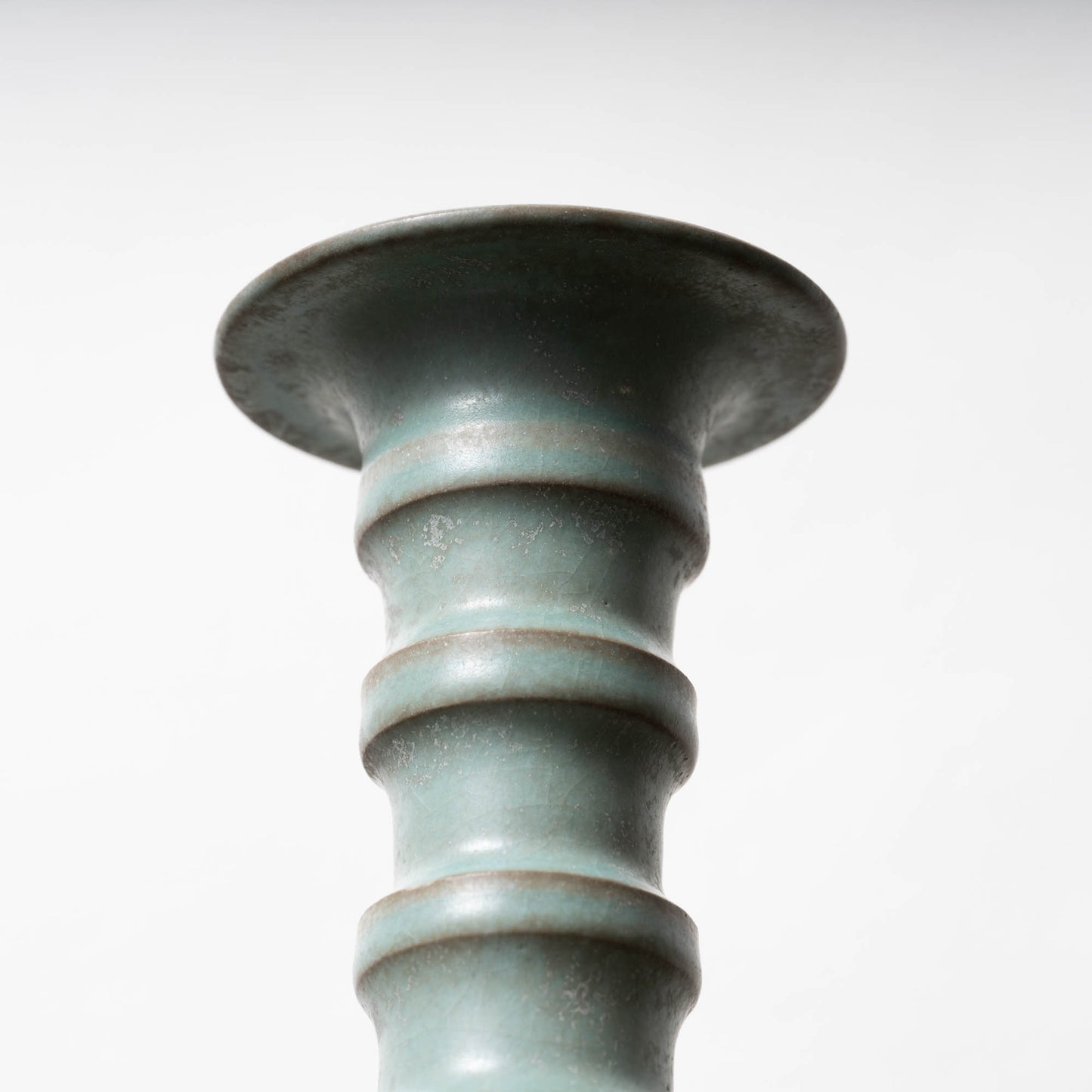 北宋 汝窯青磁盤口弦文長頸瓶