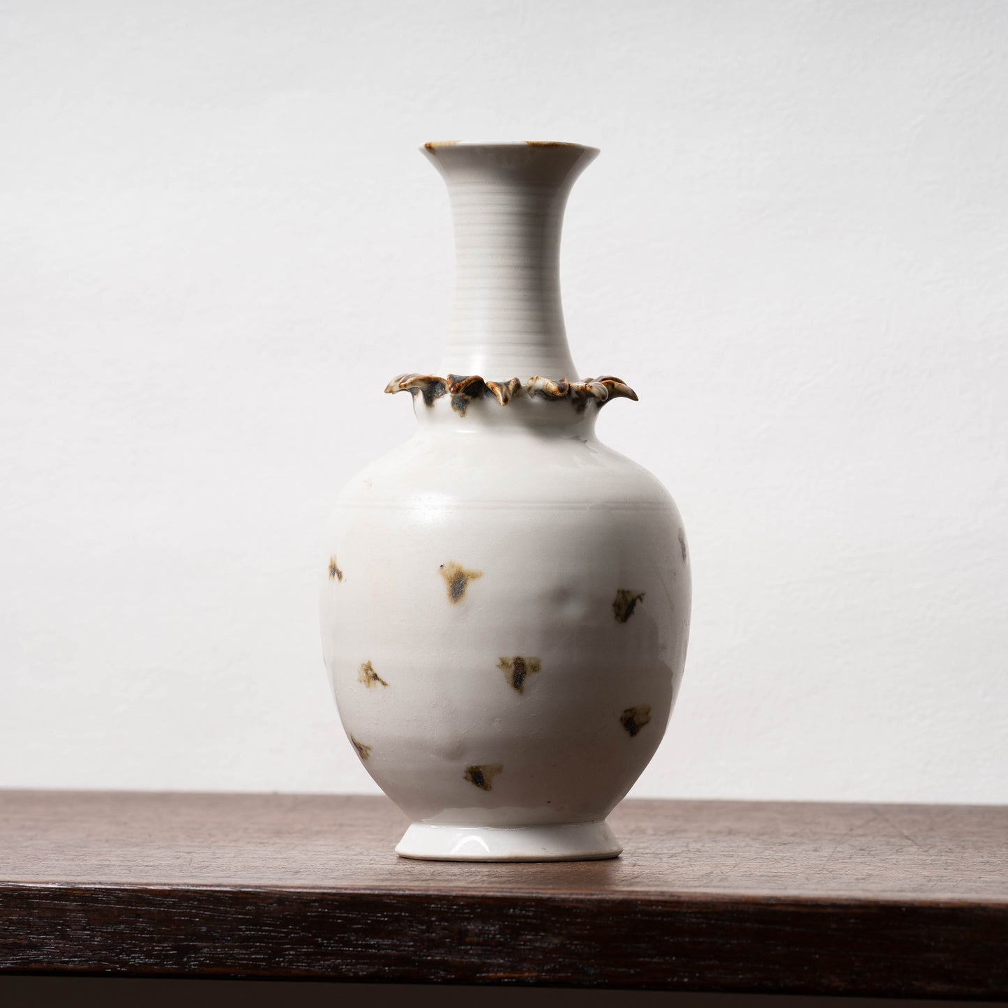 唐代 邢州窯 白釉鉄斑草飾瓶