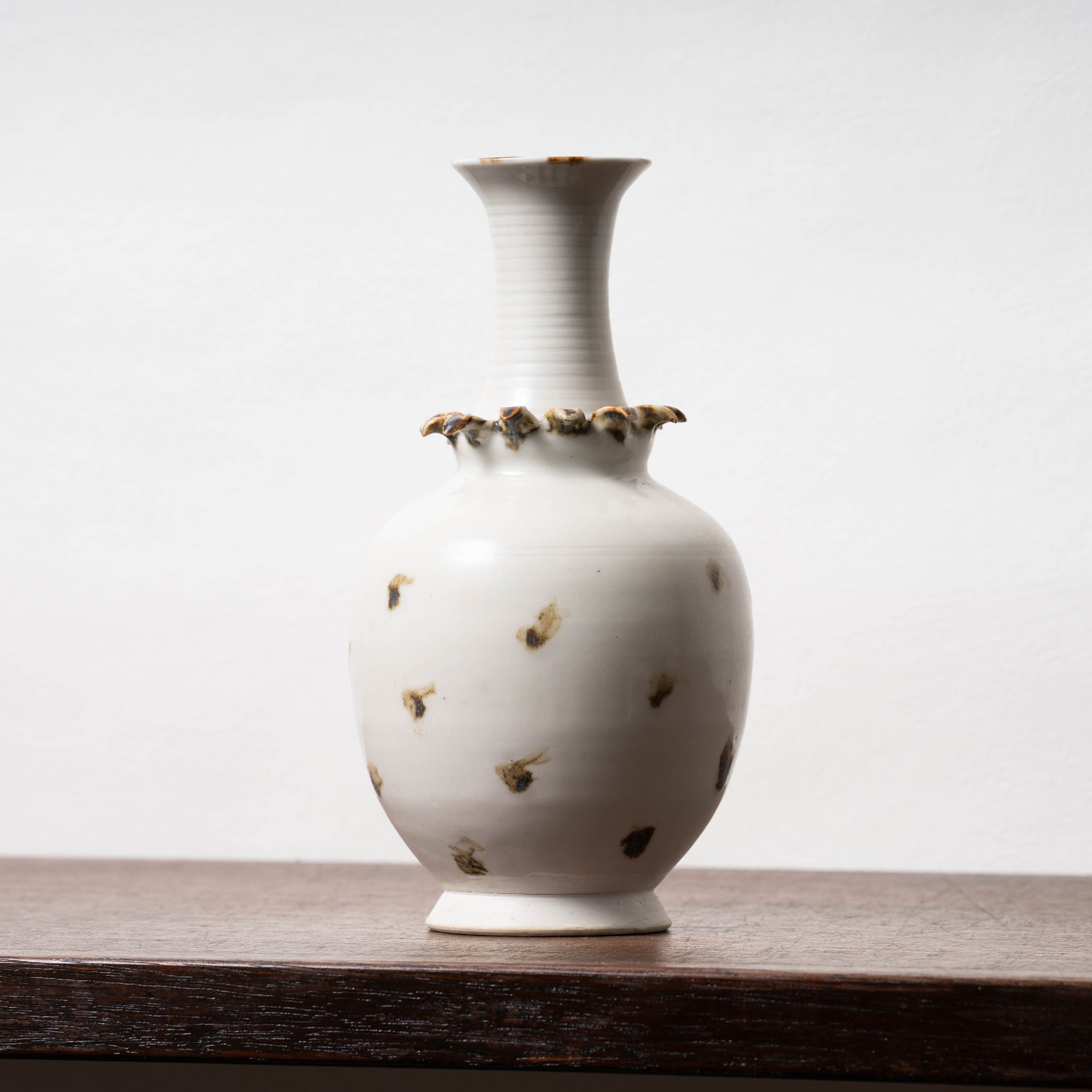 珍品　最上手「金蘭花唐草瑠璃釉のころ茶碗」 無傷　本物保証 唐代 邢州窯 白釉鉄斑草飾瓶 – 燦禾 SANKA