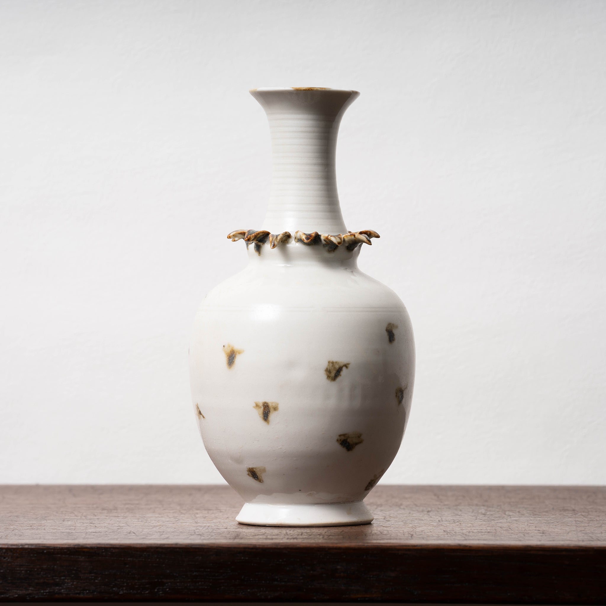 唐代 邢州窯 白釉鉄斑草飾瓶 – 燦禾 SANKA