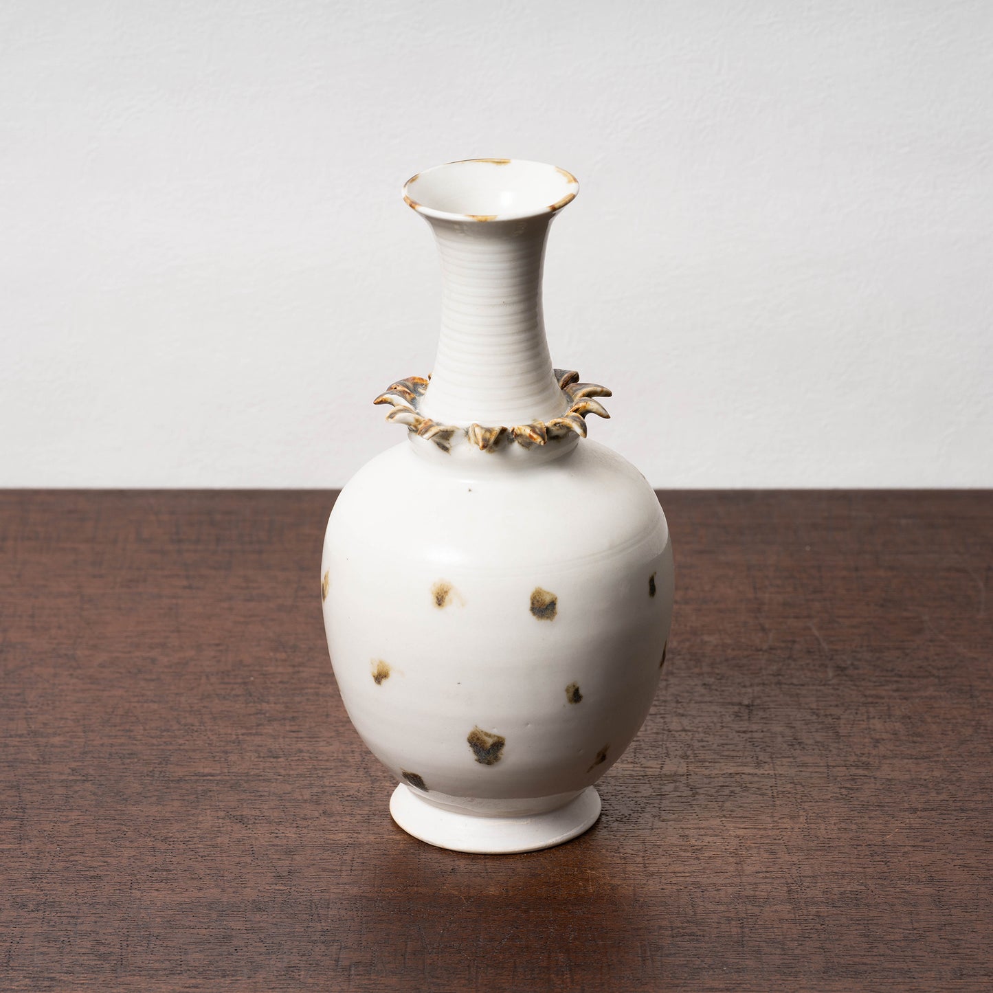 唐代 邢州窯 白釉鉄斑草飾瓶