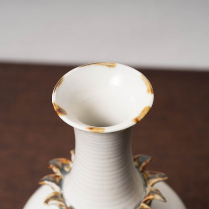 唐代 邢州窯 白釉鉄斑草飾瓶