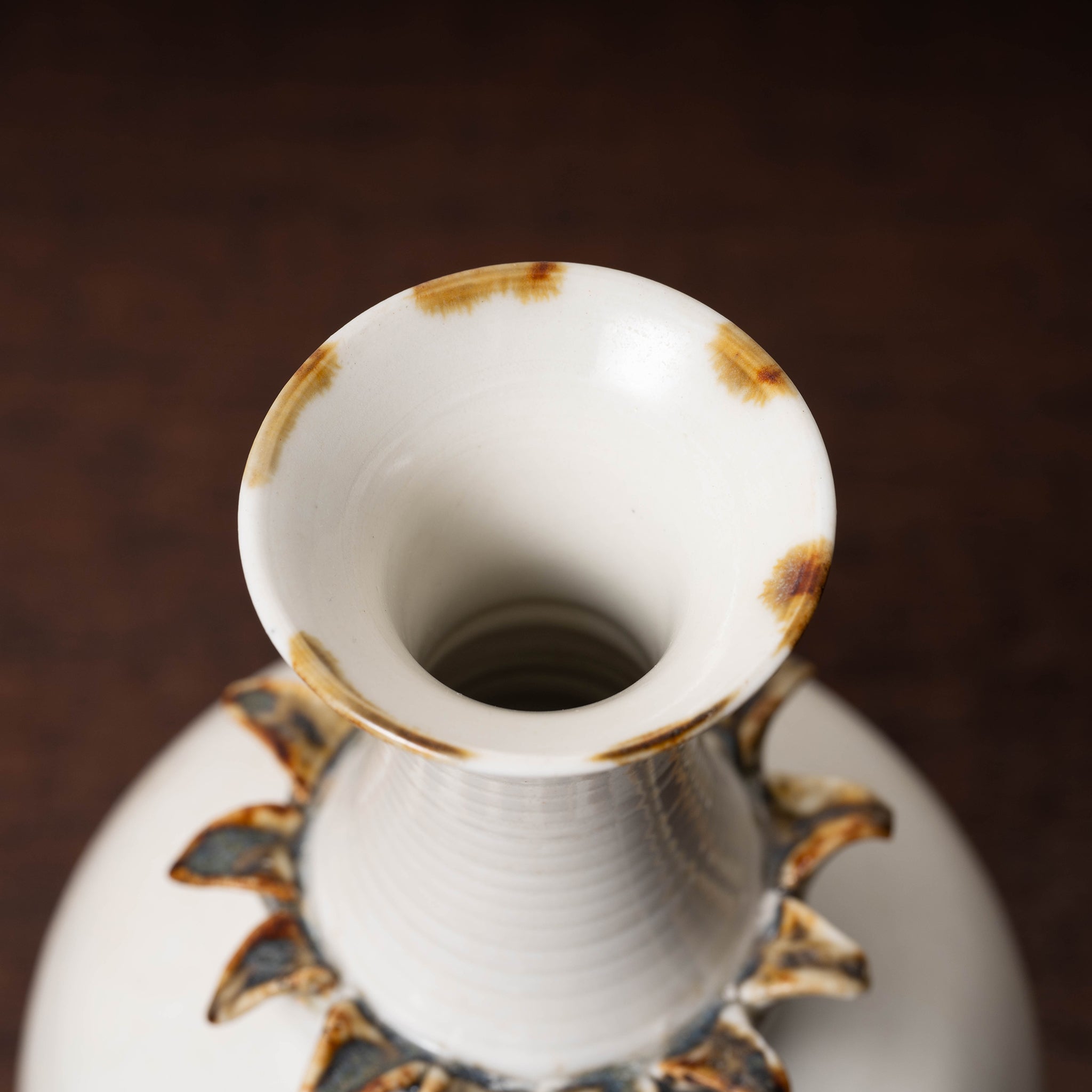 唐代 邢州窯 白釉鉄斑草飾瓶 – 燦禾 SANKA