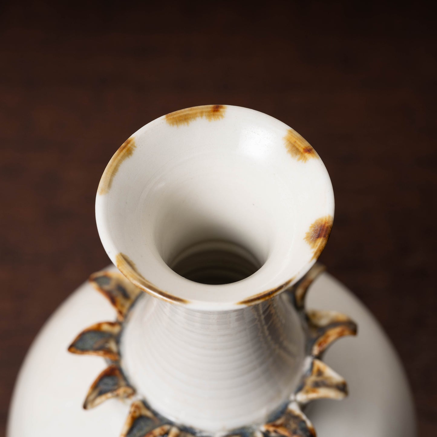 唐代 邢州窯 白釉鉄斑草飾瓶