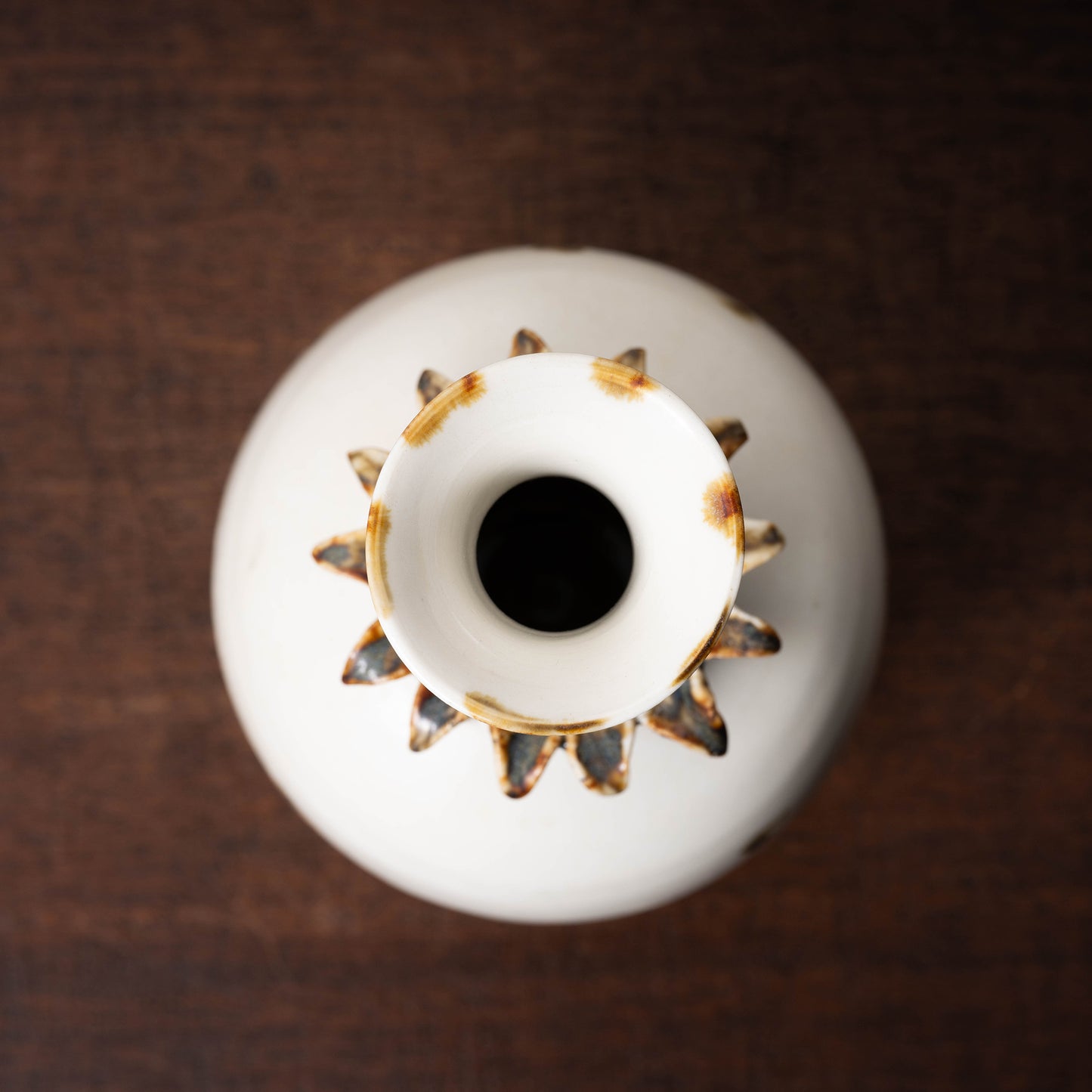 唐代 邢州窯 白釉鉄斑草飾瓶