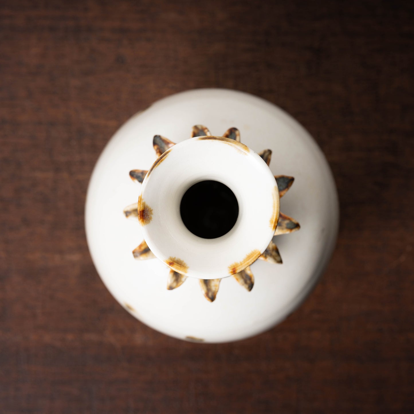 唐代 邢州窯 白釉鉄斑草飾瓶