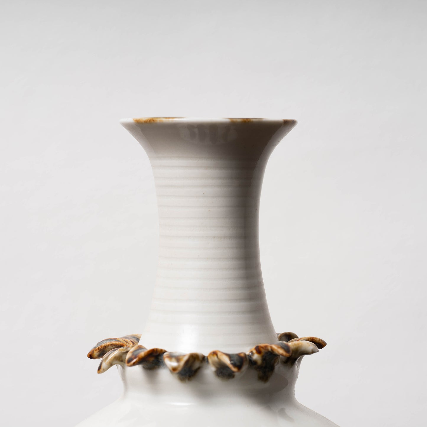 唐代 邢州窯 白釉鉄斑草飾瓶